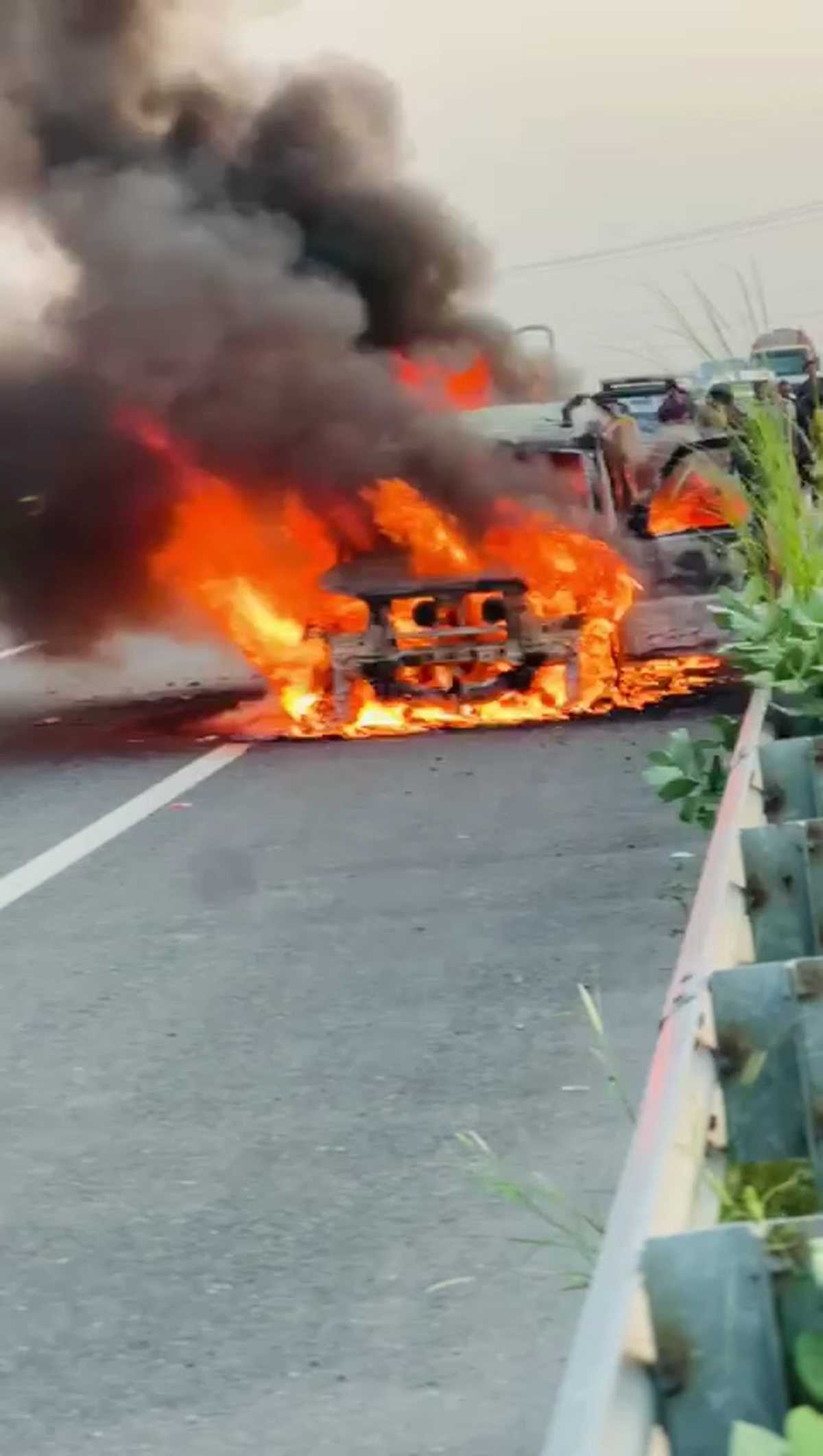 दिल्ली-मेरठ एक्सप्रेसवे पर कार में लगी आग